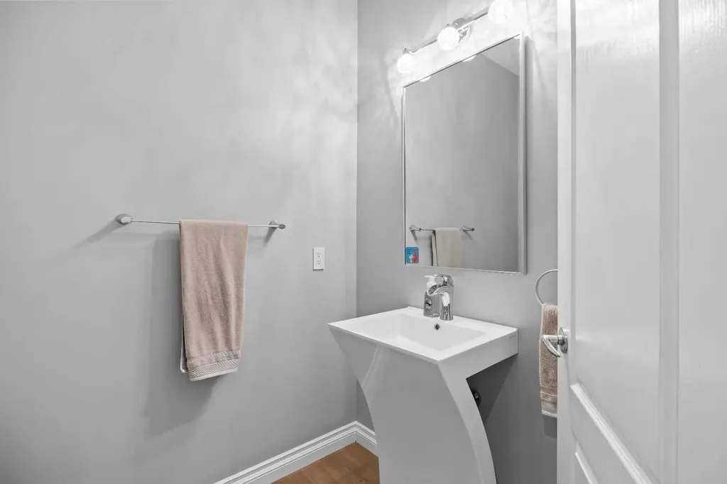 18 Hidden Creek Manor NW Calgary AB T3A 6L7