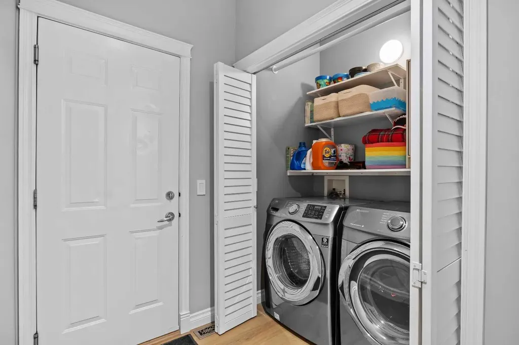 18 Hidden Creek Manor NW Calgary AB T3A 6L7