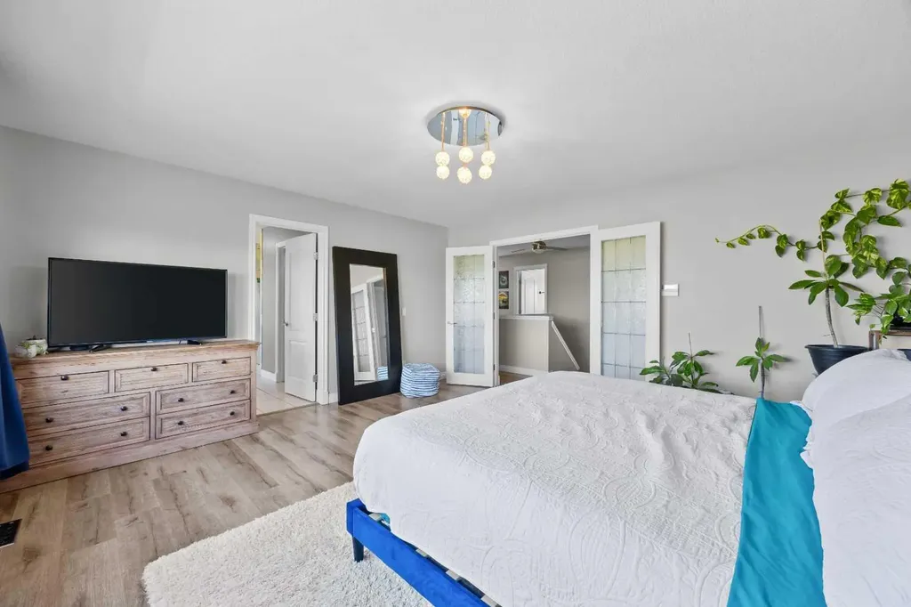 18 Hidden Creek Manor NW Calgary AB T3A 6L7