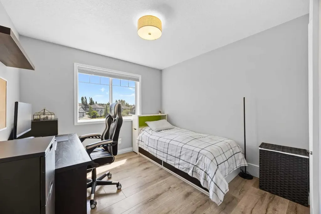 18 Hidden Creek Manor NW Calgary AB T3A 6L7