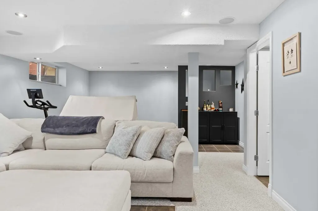 18 Hidden Creek Manor NW Calgary AB T3A 6L7
