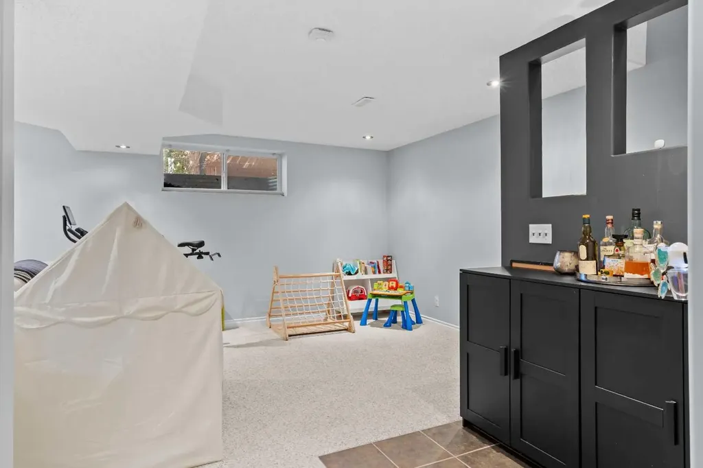 18 Hidden Creek Manor NW Calgary AB T3A 6L7