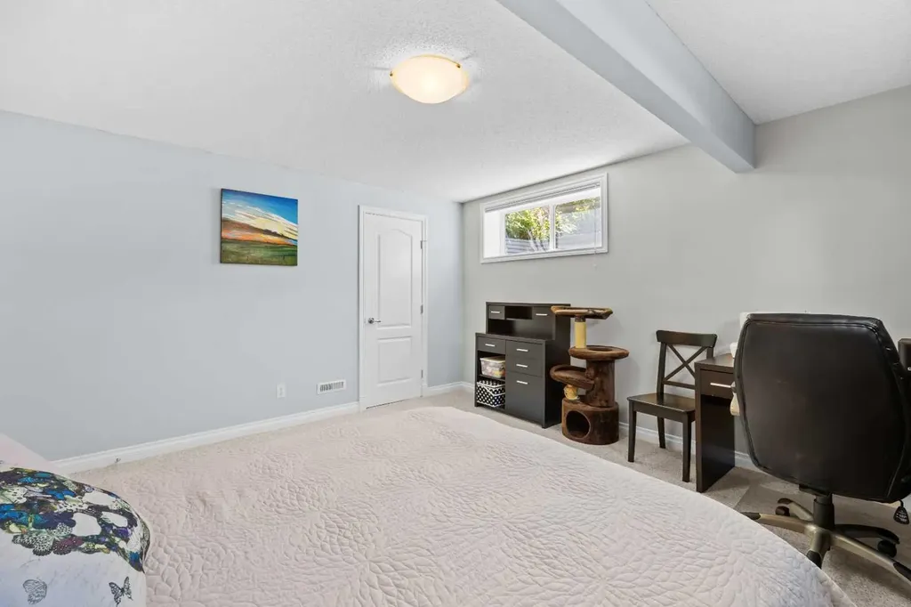 18 Hidden Creek Manor NW Calgary AB T3A 6L7