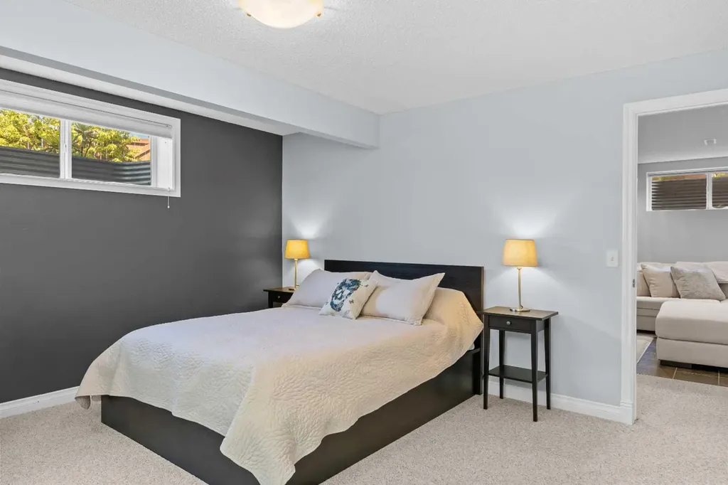 18 Hidden Creek Manor NW Calgary AB T3A 6L7