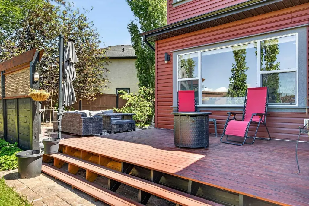 18 Hidden Creek Manor NW Calgary AB T3A 6L7