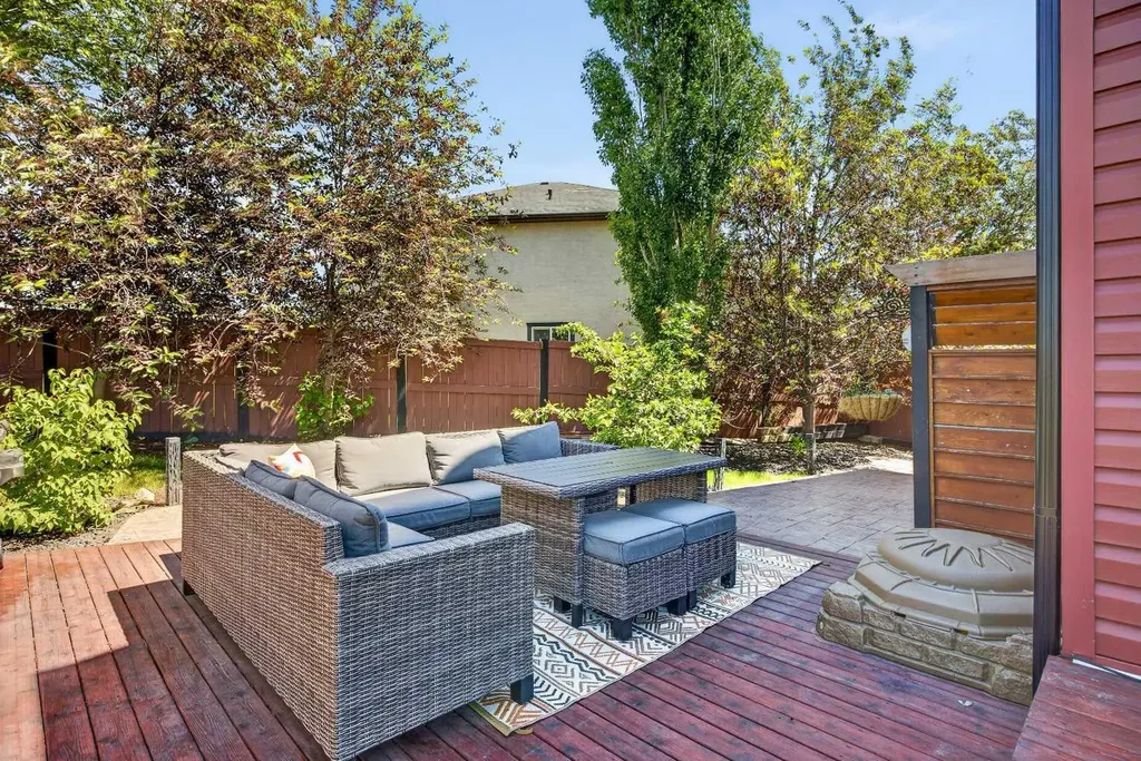 18 Hidden Creek Manor NW Calgary AB T3A 6L7