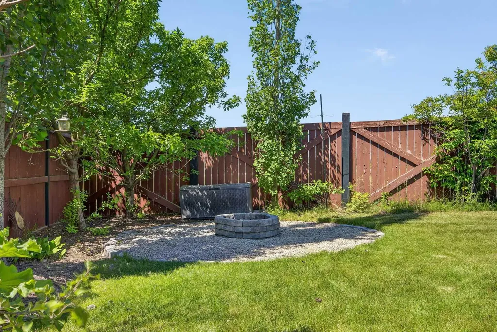 18 Hidden Creek Manor NW Calgary AB T3A 6L7
