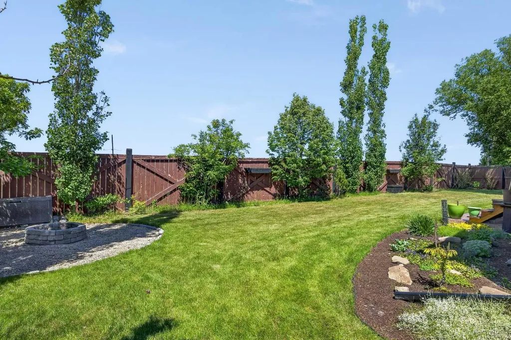 18 Hidden Creek Manor NW Calgary AB T3A 6L7