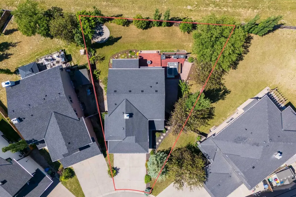 18 Hidden Creek Manor NW Calgary AB T3A 6L7
