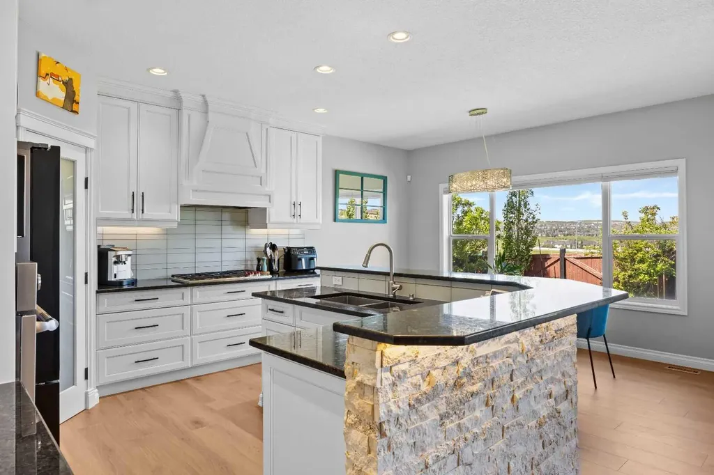 18 Hidden Creek Manor NW Calgary AB T3A 6L7