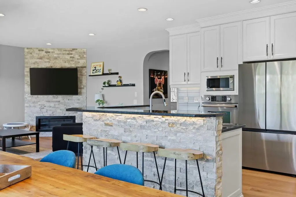18 Hidden Creek Manor NW Calgary AB T3A 6L7