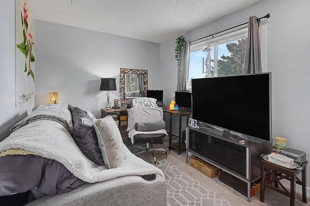 304 Shawcliffe Circle SW Calgary AB T2Y1A4