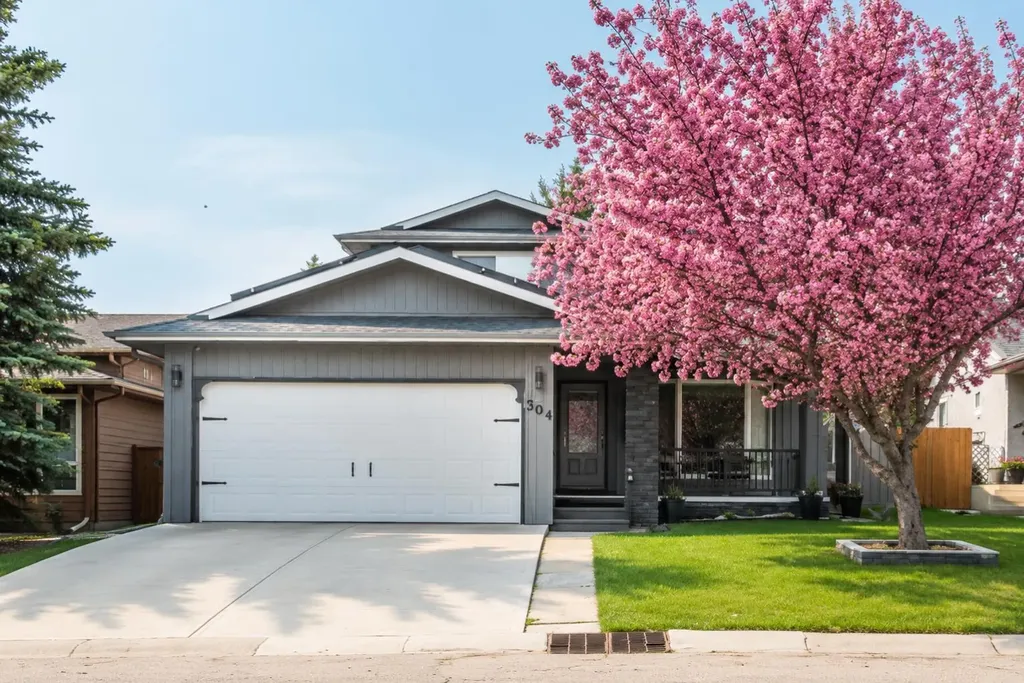 304 Shawcliffe Circle SW Calgary AB T2Y1A4