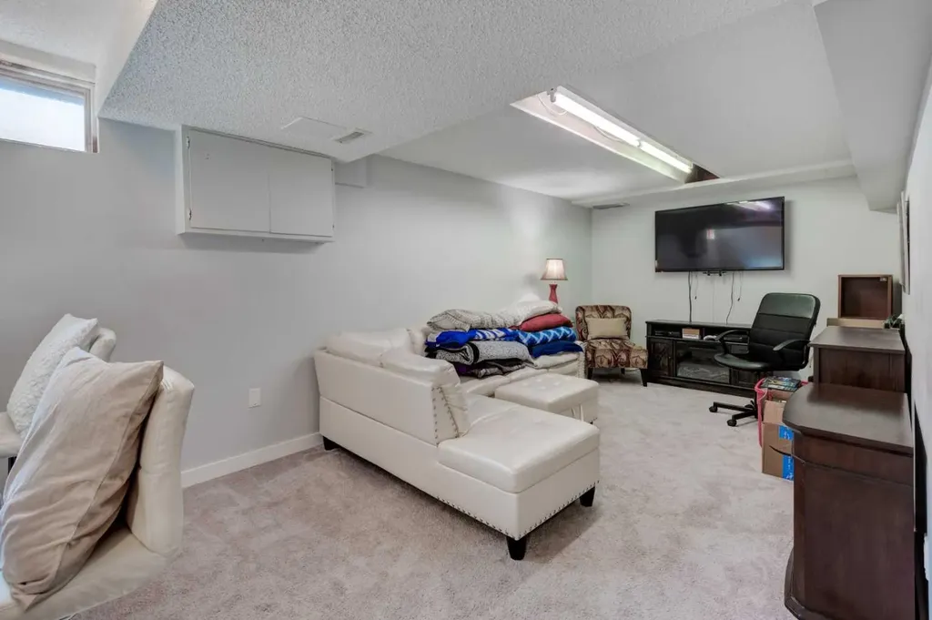 304 Shawcliffe Circle SW Calgary AB T2Y1A4