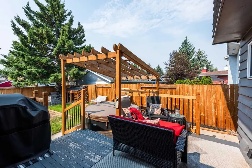 304 Shawcliffe Circle SW Calgary AB T2Y1A4