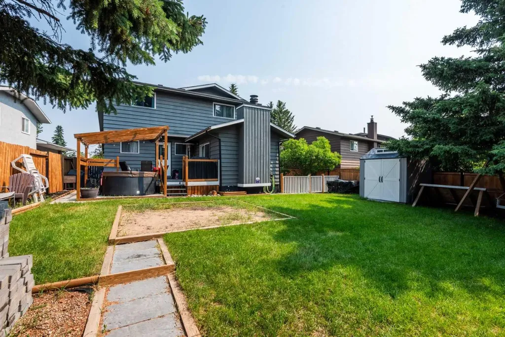 304 Shawcliffe Circle SW Calgary AB T2Y1A4