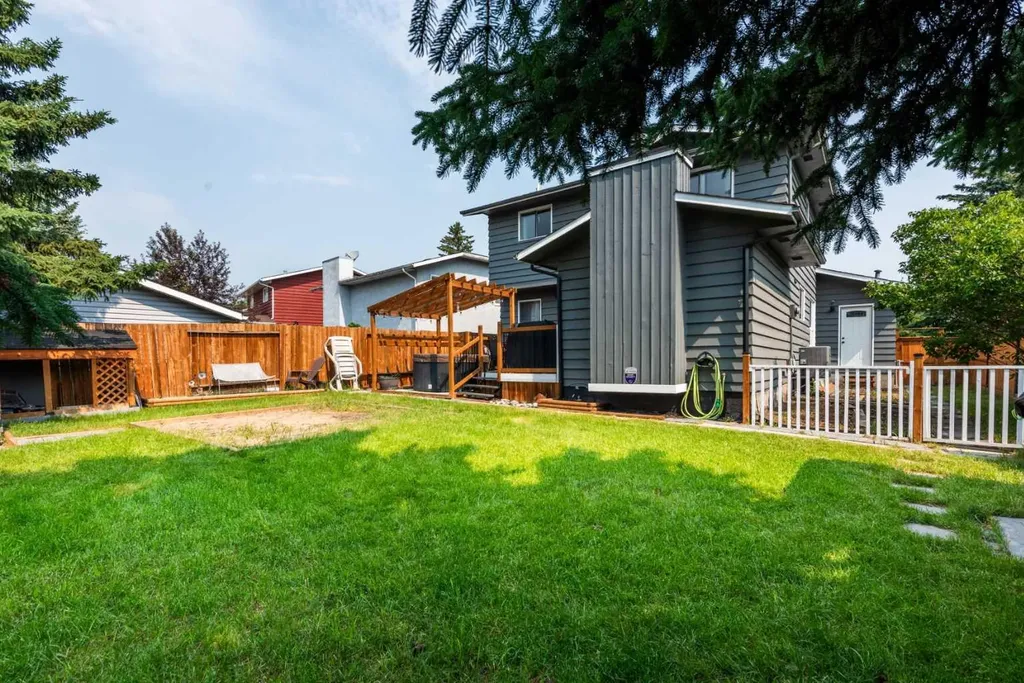 304 Shawcliffe Circle SW Calgary AB T2Y1A4