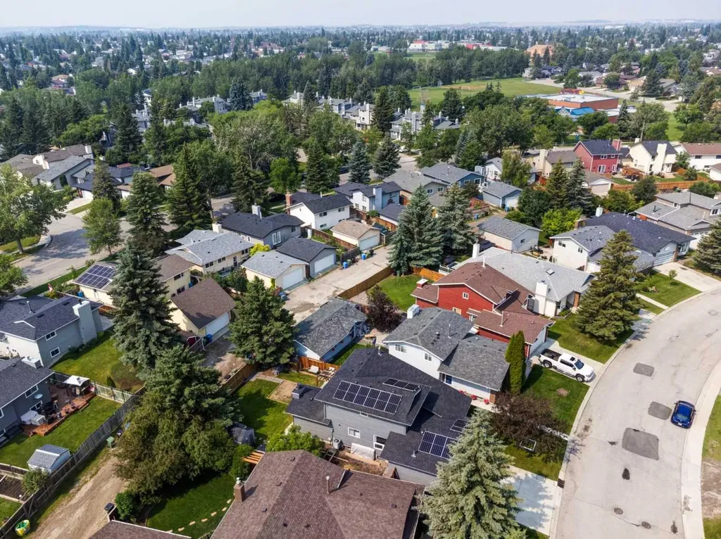 304 Shawcliffe Circle SW Calgary AB T2Y1A4