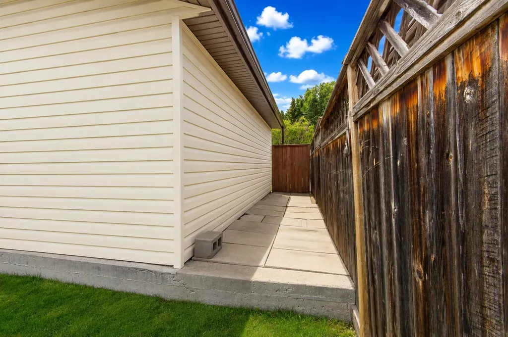 37 Rupert Crescent Red Deer AB T4P 2Y9