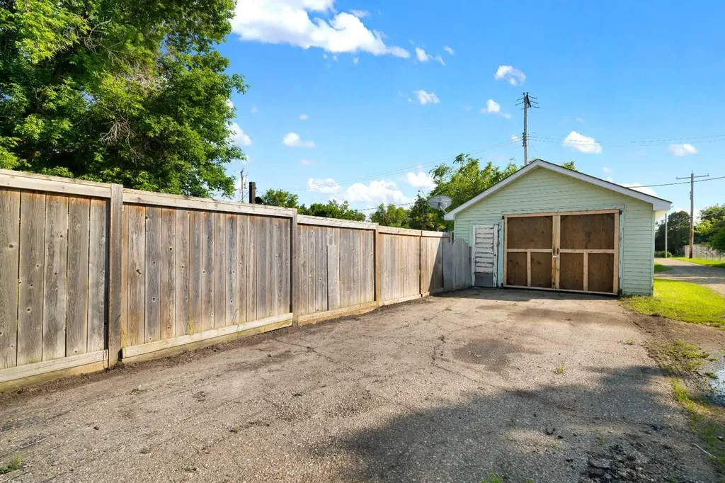 33 3 Avenue E Tilley AB T0J3K0