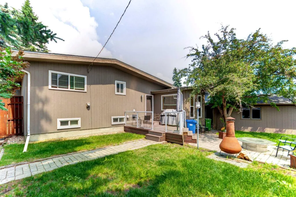 92 Chinook Drive SW Calgary AB T2V 2P9