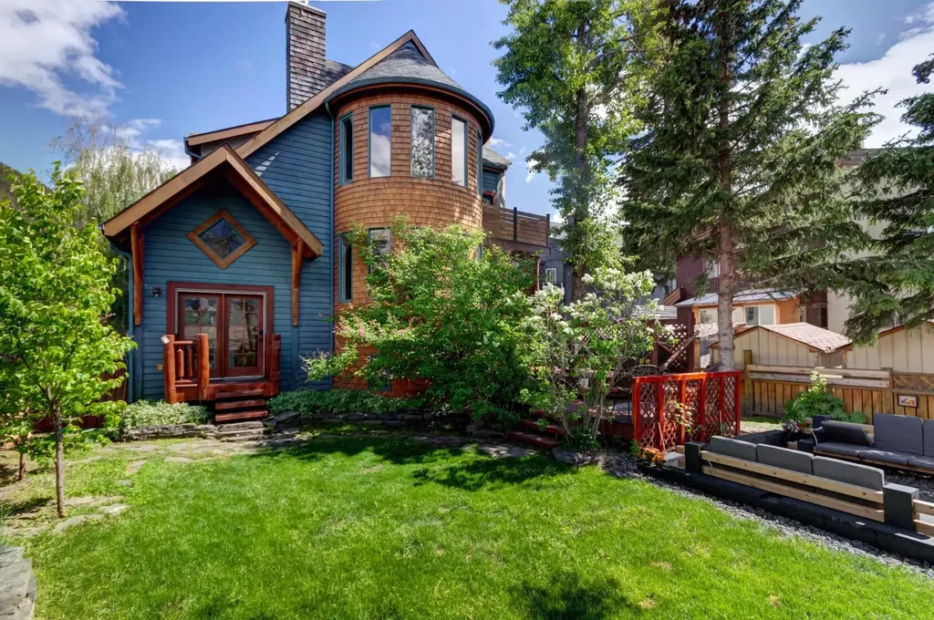 331 Muskrat Street Banff AB T1l 1E9