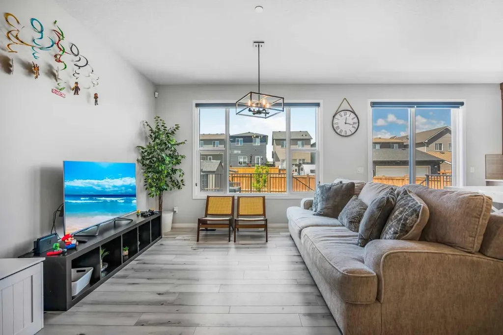 35 Howse Manor NE Calgary AB T3P 0X2