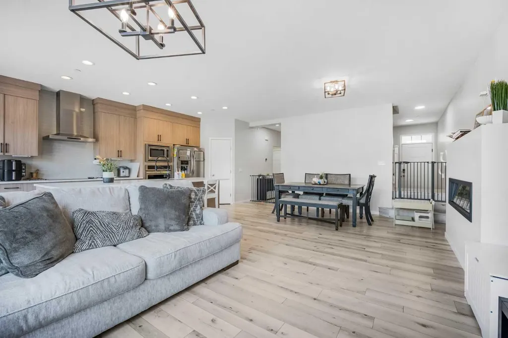 35 Howse Manor NE Calgary AB T3P 0X2