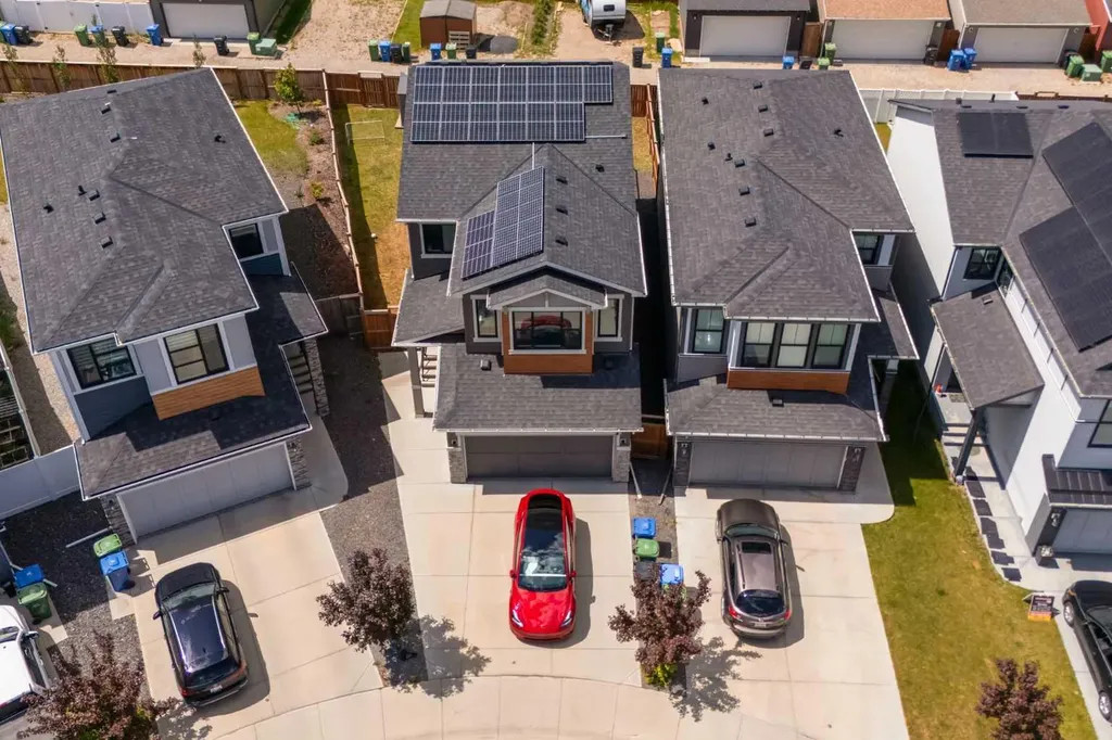 35 Howse Manor NE Calgary AB T3P 0X2