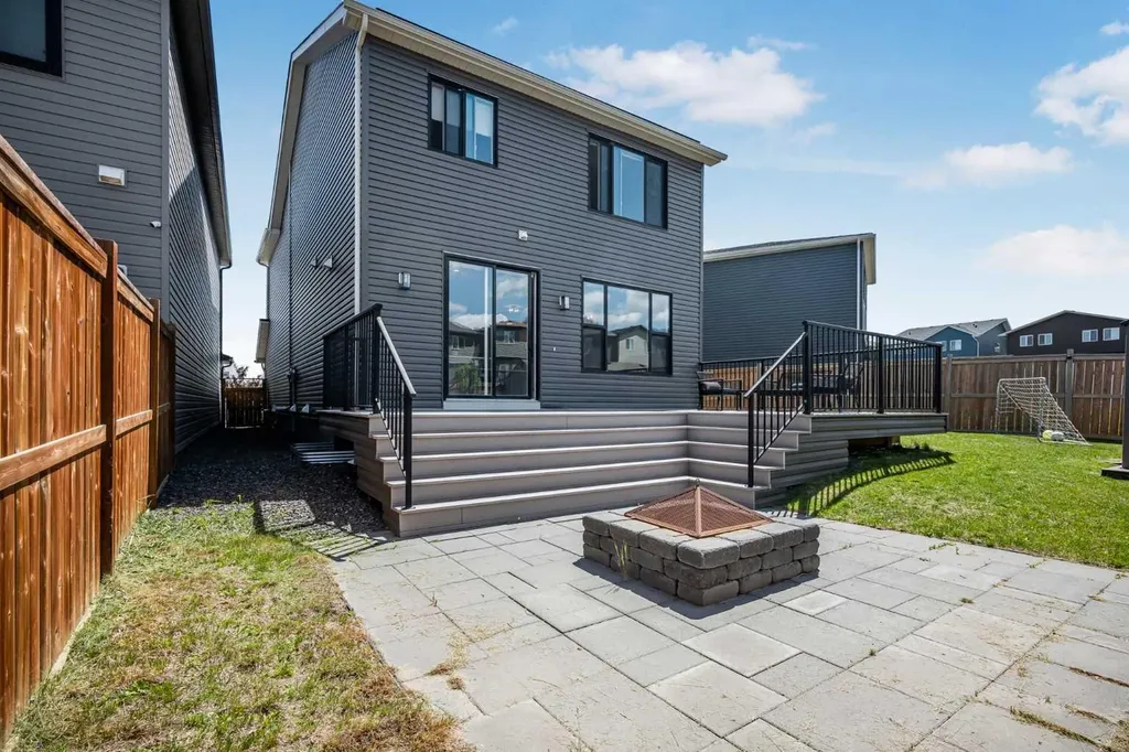 35 Howse Manor NE Calgary AB T3P 0X2