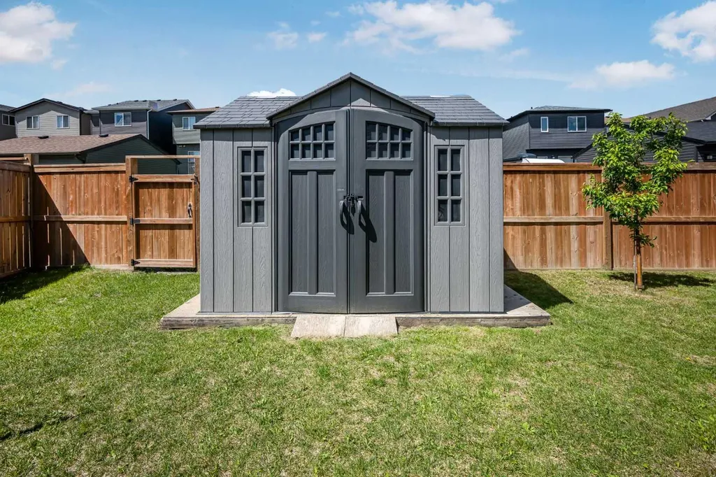 35 Howse Manor NE Calgary AB T3P 0X2