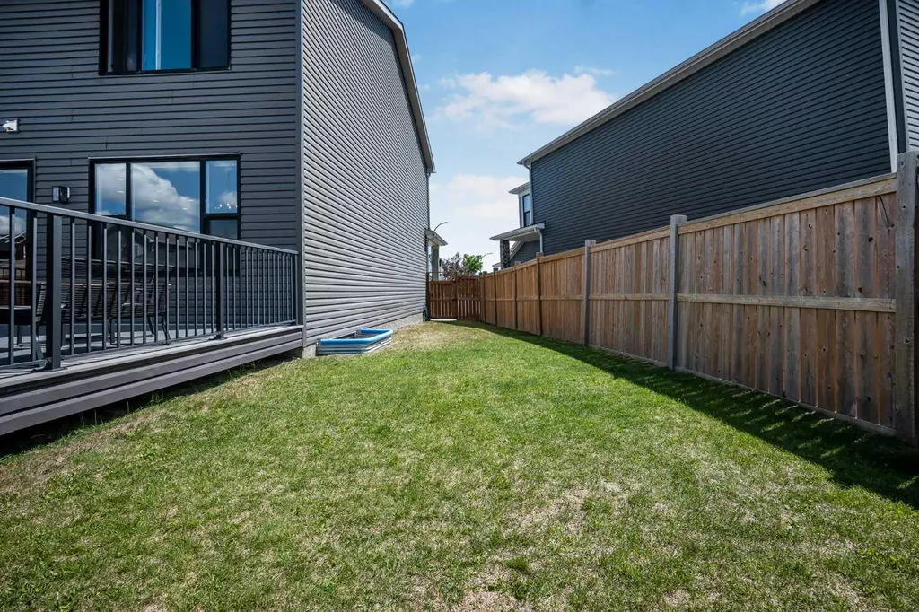 35 Howse Manor NE Calgary AB T3P 0X2