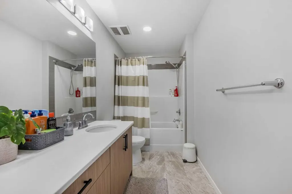 35 Howse Manor NE Calgary AB T3P 0X2
