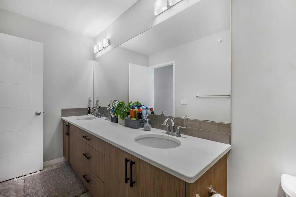 35 Howse Manor NE Calgary AB T3P 0X2