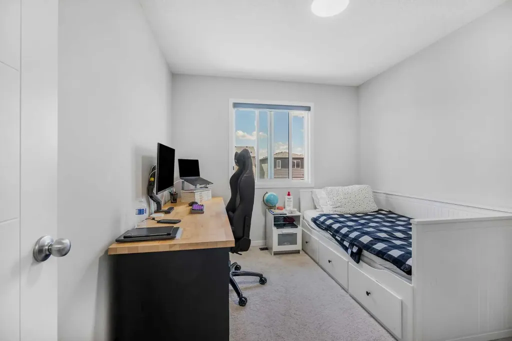 35 Howse Manor NE Calgary AB T3P 0X2