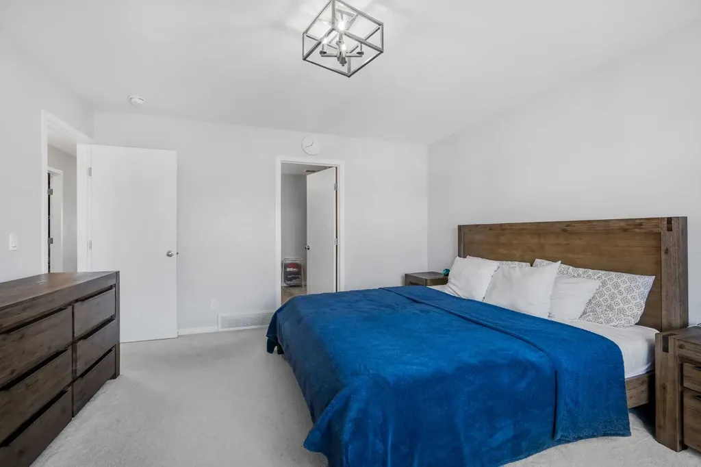 35 Howse Manor NE Calgary AB T3P 0X2