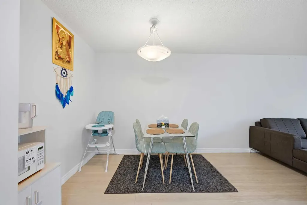 5555 Falsbridge Drive NE Calgary AB T3J 3E8