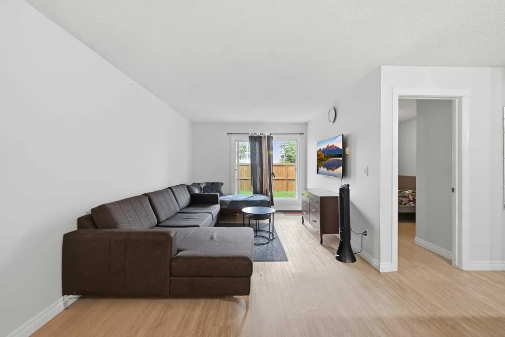 5555 Falsbridge Drive NE Calgary AB T3J 3E8