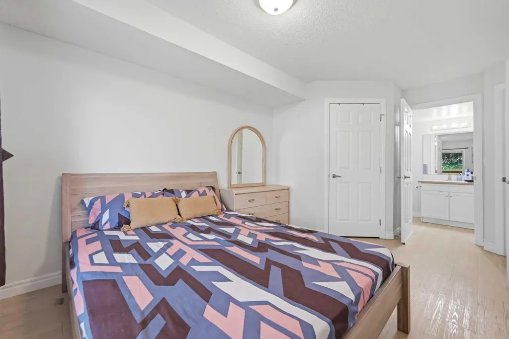 5555 Falsbridge Drive NE Calgary AB T3J 3E8