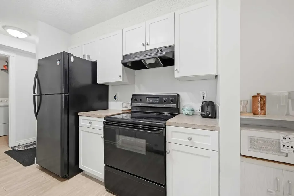 5555 Falsbridge Drive NE Calgary AB T3J 3E8