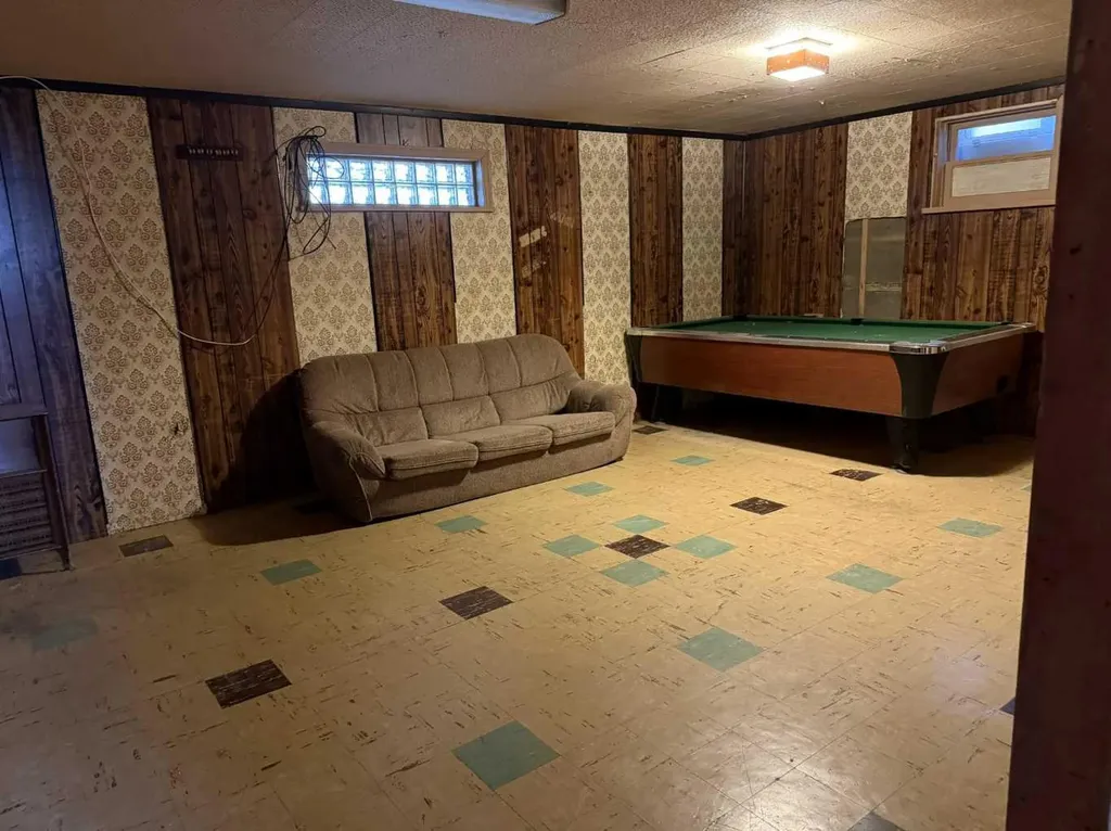 4824 52 Avenue Taber AB T1G 1H6