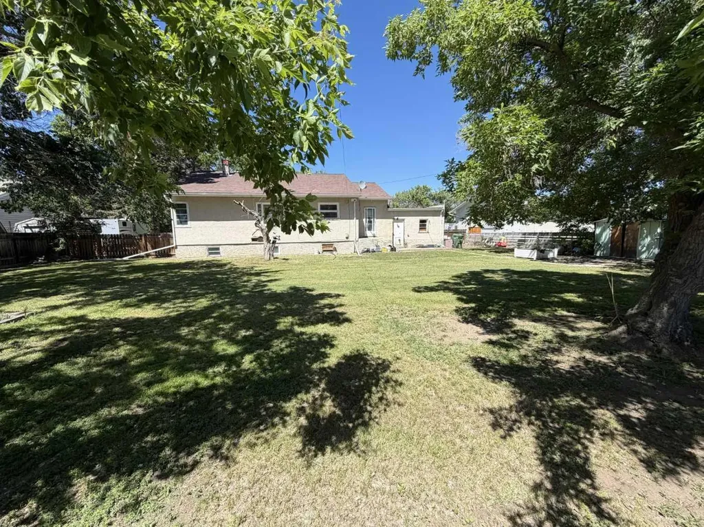 4824 52 Avenue Taber AB T1G 1H6