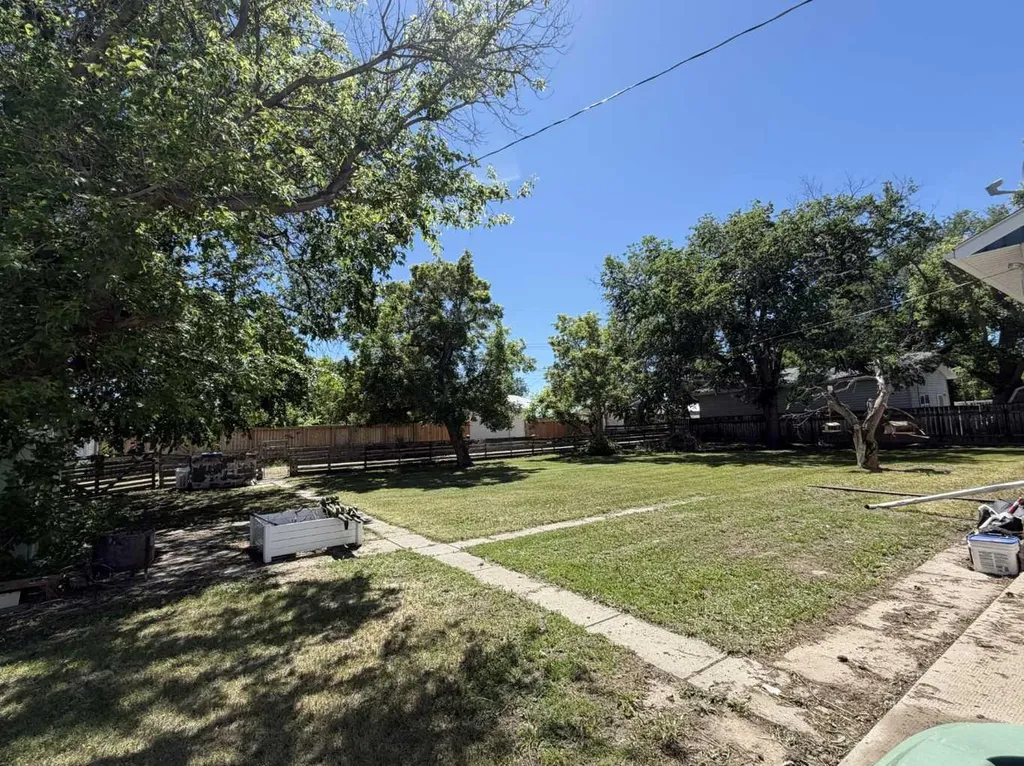 4824 52 Avenue Taber AB T1G 1H6