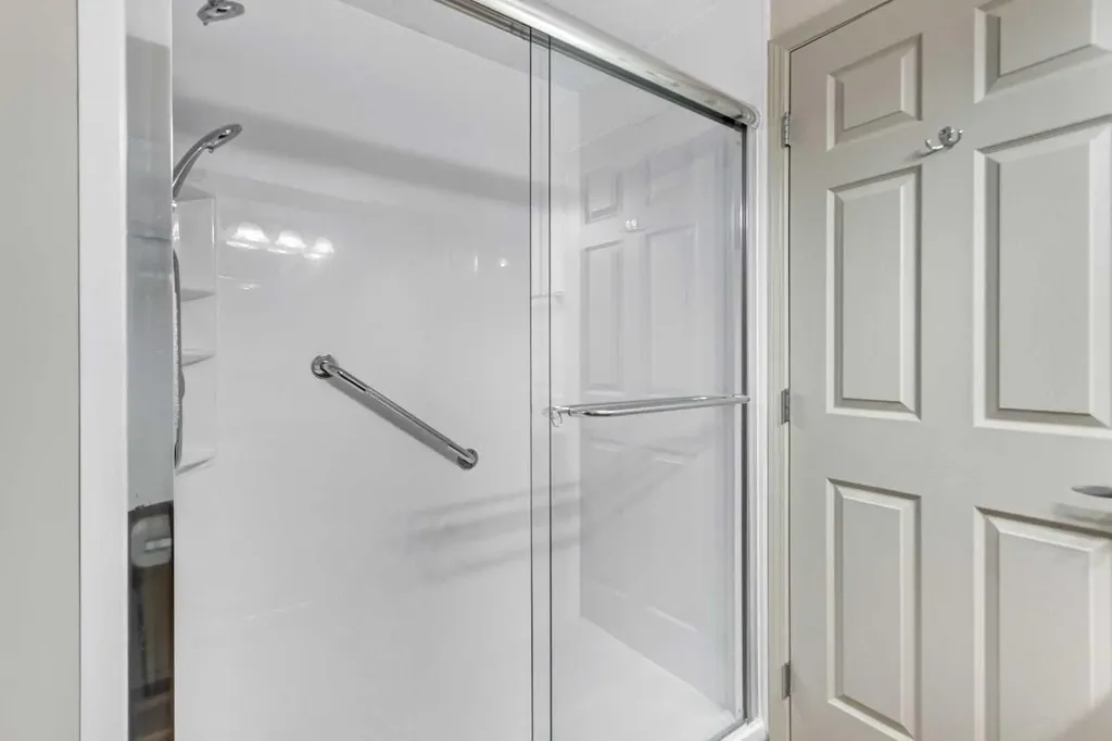 15 Everstone Drive SW Calgary AB T2Y 5B5