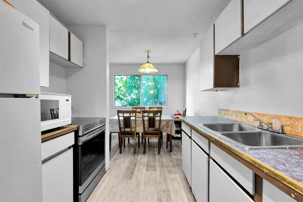 516 Blackthorn Road NE Calgary AB T2K4W9