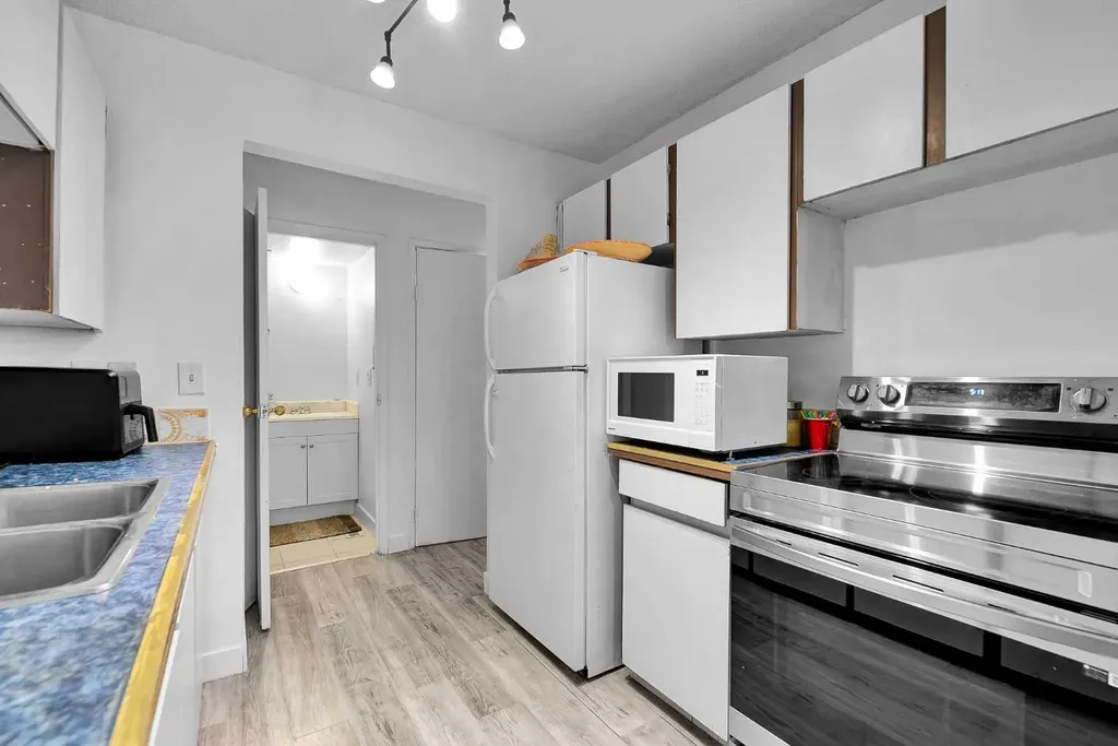516 Blackthorn Road NE Calgary AB T2K4W9