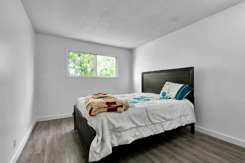 516 Blackthorn Road NE Calgary AB T2K4W9