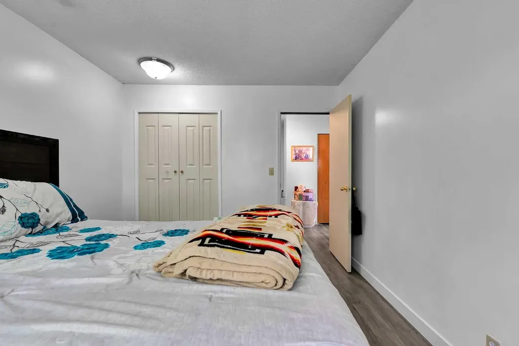 516 Blackthorn Road NE Calgary AB T2K4W9