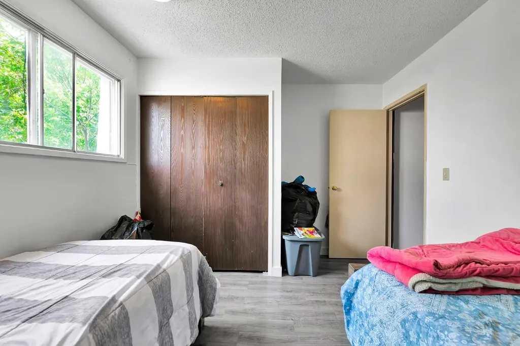 516 Blackthorn Road NE Calgary AB T2K4W9