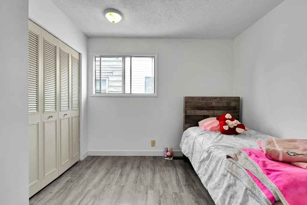 516 Blackthorn Road NE Calgary AB T2K4W9